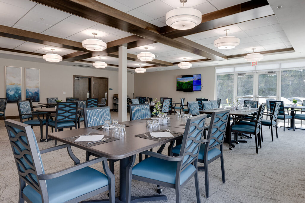 Bright dining room at Meadowview of Johnston featuring spacious seating, natural light, and tables arranged for resident meals and gatherings.